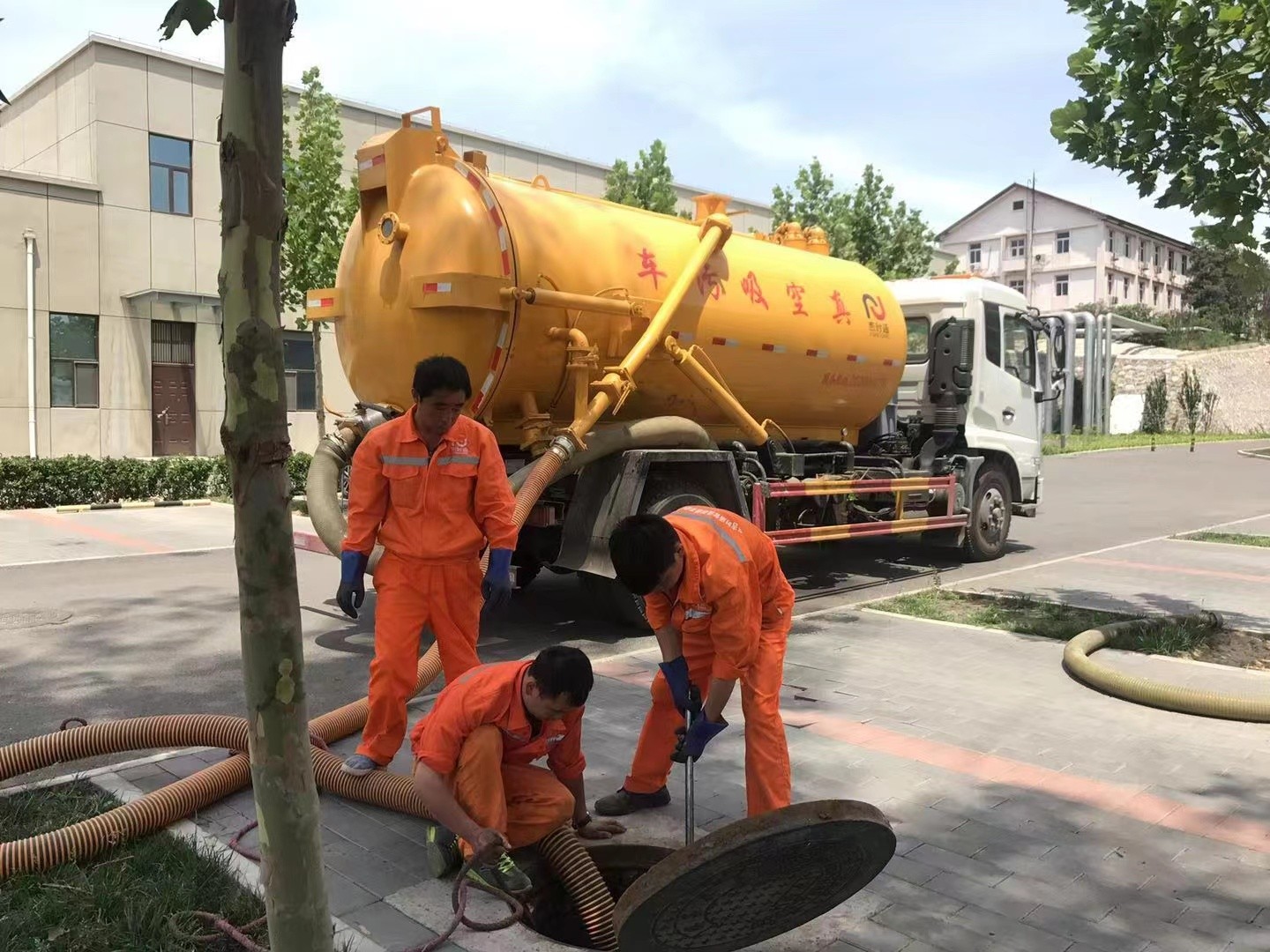 石排镇管道疏通车停在窨井附近