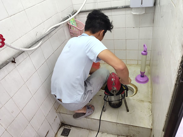 石排镇管道堵塞冒臭气 专业师傅现场解决问题