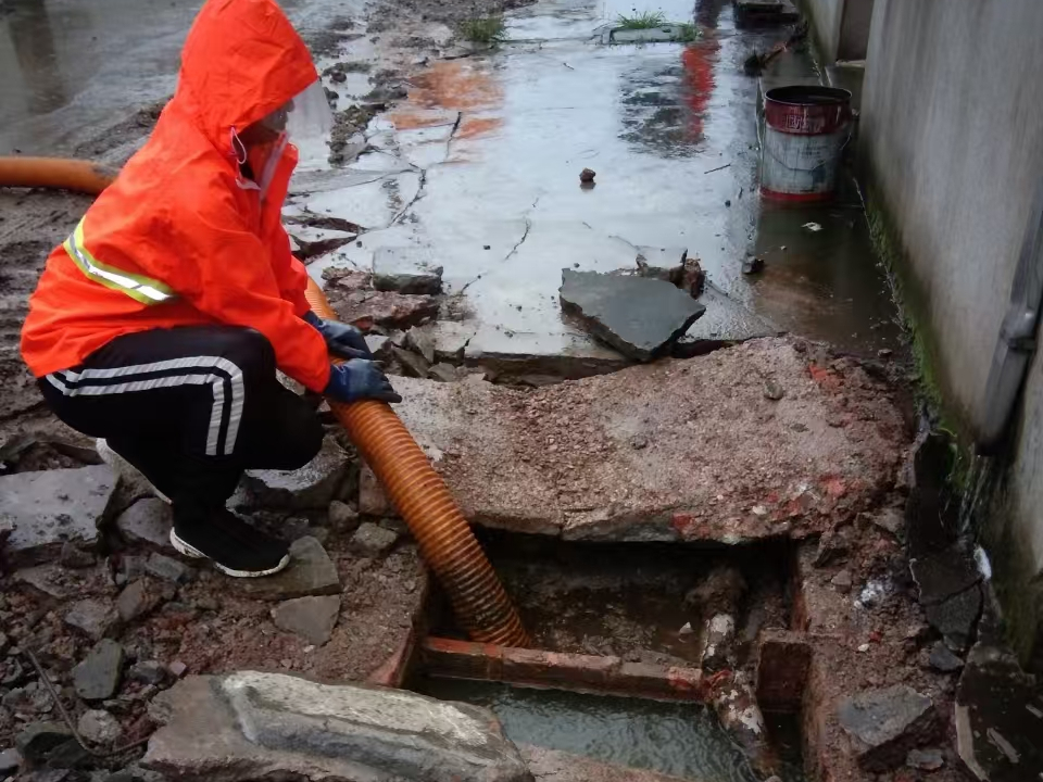 石排镇专业清理污水池 炜誉市政以规范流程守护城市 “肠道”