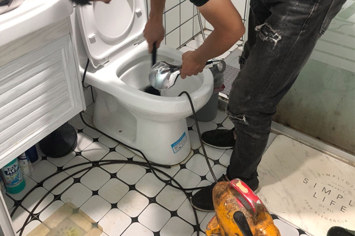 石排镇马桶堵塞自己疏通还是找师傅?专业上门服务让你省时更省心